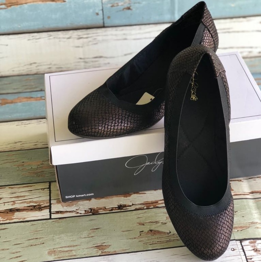 Women's brown wedge pump